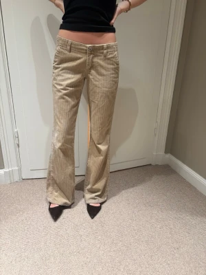 Beigea underbara  manchesterbyxor - Snygga beige manchesterbyxor med låg midja. Favoriter !!!! För najs , oklart vad för märke