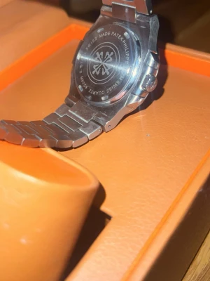 Herr Klocka - Stilren Lyxig Klocka i Rostfritt Stål och klassisk design. Klockan har ett robust armband med Genève är ingraverat. Perfekt accessoar för dig som gillar exklusiva detaljer.