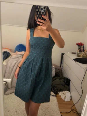 Mörkblå prickig klänning - Söt grön prickig klänning i storlek 36, passar xs och s 💗 