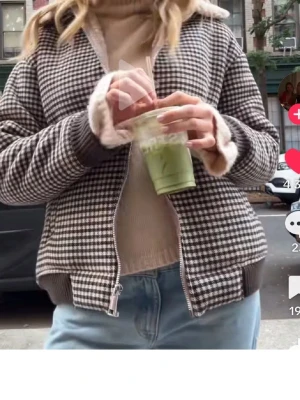 Brunvitrutig bomberjacka - Söker denna jacka i strl S, hör av er om ni säljer❤️