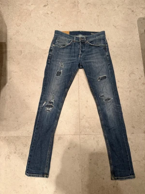 Dondup George Strl 30 - Säljer nu dessa Dondup jeans pga av att de är försmå för mig, men kan säga att dessa var mina favoriter i garderoben. Skick 7.5/10 och de sitter slim fit. Hör av er vid fler funderingar! 