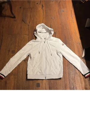 Moncler hoddie zip up - Säljer en snygg moncler zip up hoddie som är i fortfarande i bra skick, storlek xs på den