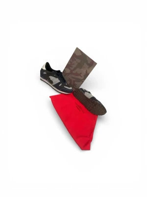 Valentino rockrunners  - Tja skriv vid frågor eller funderingar ⭐️skick 9/10 📦 snabb leverans 📩fraktas samma dag