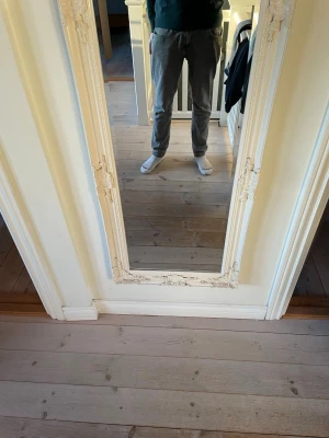 Grå raka jeans med klassisk passform - Säljer ett par grå jeans med rak passform och normal midja. Jeansen har fem fickor och stängs med dragkedja och knapp. Materialet är denim i bomull och färgen är en tvättad grå ton som ger en avslappnad look.