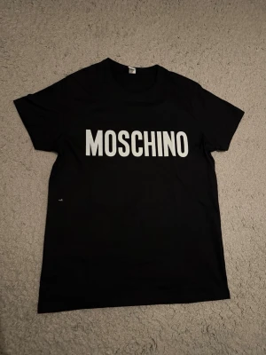 Svart Moschino t-shirt med tryck - Helt ny aldrig använd. Storlek S
