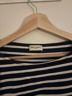 Hedi Slimane Saint Laurent long sleeve t shirt  - En Saint Laurent longsleeve i storlek S, randigt mönster, navy blå och vit. Inga defekter. Otroligt snygg. Köpt i Paris detta år  Hedi Slimane Ysl  SLR