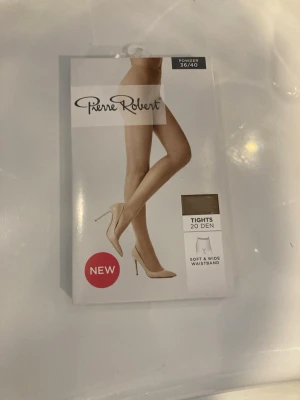 Pierre Robert puderfärgade tights 20 den - Säljer ett par puderfärgade tights från Pierre Robert, 20 denier med mjuk och bred midjeresår. Perfekta för dig som vill ha tunna, diskreta strumpbyxor som känns bekväma hela dagen.