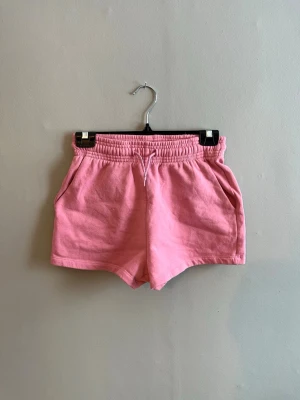 Rosa mjukis shorts - Super sköna mjukis short från lager 157. Med snören i fram. Säljer pga att de inte används. Pris förslag tas gärna emot 