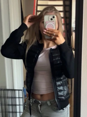 Moncler cardigan  - Snygg cardigan i st 1 sitter som s/xs. Jättefint skick och du får även med prislappen som satt på i butik. 