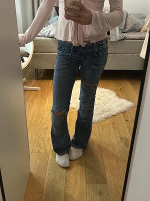 Blå slitna jeans från Gina Tricot - Säljer ett par blå jeans från Gina Tricot i storlek XXS. Passar mig i längden som är 164.Pris går att diskutera om, skriv innan ni köper!💕