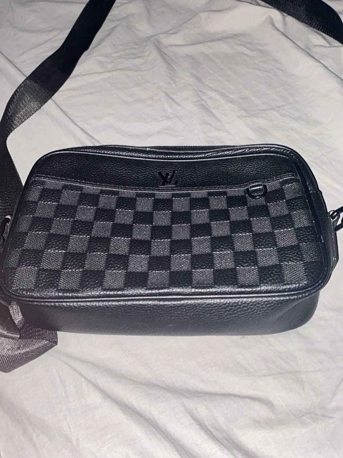 Svart snygg axelväska som har många fickor