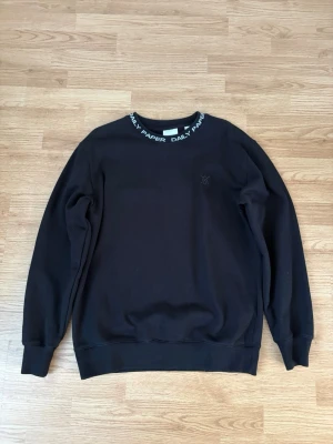 Daily Paper Sweatshirt - Säljer denna då den inte längre används  Märke - Daily Paper  Storlek - M  Längd - 70cm Armhåla till armhåla - 54cm Ärmlängd - 50cm  Pris går att diskuteras