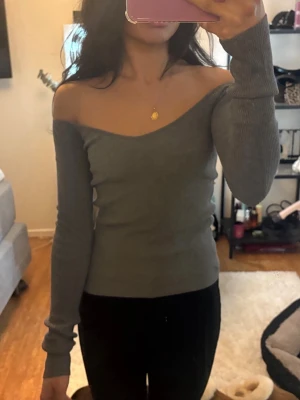 Grå offshoulder ribbad topp - Fin topp ej använd 