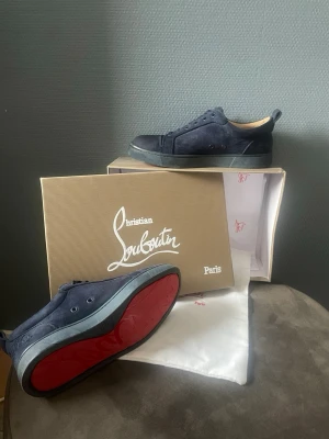 Christian Louboutin Skor  - Tjenare, sälja dessa stilrena Louboutin skor, det är i ett gott skick och knappt använda. Riktigt fräscha och sköna. De är marinblå, du får med låda och dustbag. Passar 40/41. Hör av er vid frågor!