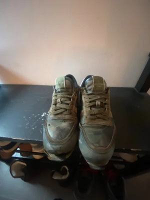 Valentino rockrunners  - Sneakers från Valentino i grönt med camouflagemönster och klassisk snörning. Ovandel i textil och mocka, med gröna detaljer och logga på plösen. Snygg streetstil med robust sula och låg profil.