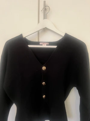 Svart kofta från Gina Tricot XS - Säljer då den inte kommer till användning, använd 2 gånger 