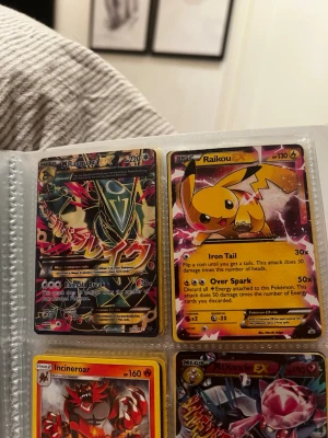 Pokémonkort samling EX/MEGA - säljer nu lite Pokémon kort lägg ett bud och de blir ditt alla kort är i jätte bra skick..               Samling med Pokémonkort i plastficka, bland annat M Rayquaza EX, Raikou, Incineroar, M Charizard EX, M Lucario EX och Primal Groudon EX. Flera kort har holografiska detaljer och japansk text. Perfekt för samlare eller Pokémonfans. 