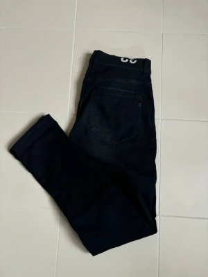 Dondup George jeans w32 - Galet snygga trendiga svarta i princip helt nya Dondup George jeans w32! Inga hål eller fläckar topp topp skick verkligen!