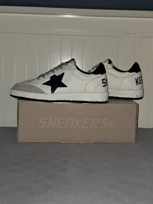 Golden goose skor - Dem är oanvända, bara lite smutsiga under. Priset är inte hugget i sten kom med prisförslag. Går med på byten också.                                               Dustbag o box följer med/allt på bilderna.                När man scannar QR-koden kommer man direkt in på golden goose hemsidan. 