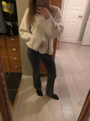 Gråa mjuka byxor  - Säljer dessa gosiga byxor❤️de har inget band därmed priset men sitter bra i midjan ändå!! Super sköna att ha hemma 