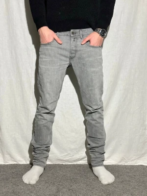 Replay jeans - Gråa Replay jeans i storlek W30 L34. Lite slitage på fickorna. Hör av er vid frågor! Mvh