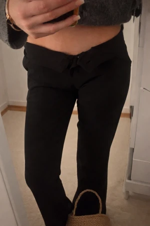 Kostymbyxor från chelsea ❤️❤️ - Snygga svarta kostymbyxor som är mid waist från Chelsea!!❤️❤️. Byxorna är sjukt bekväma och lätta!!🤗🤗 är 170cm ❤️❤️ skriv för fler bilder