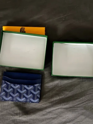 Plånbok - Säljer denna plånbok. Vet icke vilket märke de är på den men jag diggar den. Har sett liknande plånböcker här och där.