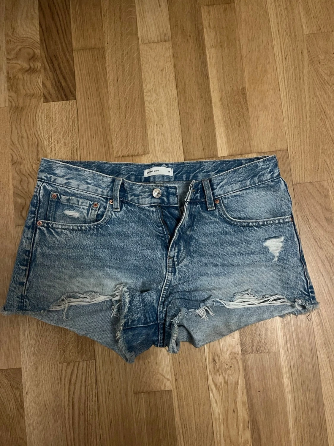 Blå slitna jeansshorts Perfect Jeans