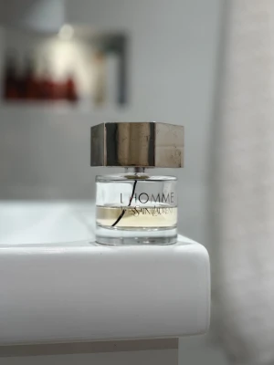 Yves Saint Laurent L'Homme parfym - Yves Saint Laurent L'Homme parfym. Mängd avgör själv. Skickas snabbt.