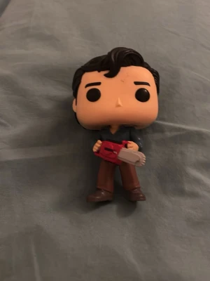 Funko Pop figur med motorsåg - Säljer en funko pop som inte säljs mer och är svår att få tag bar denna funko popen går upp i värde och kan säljas för mer än vad den köps för
