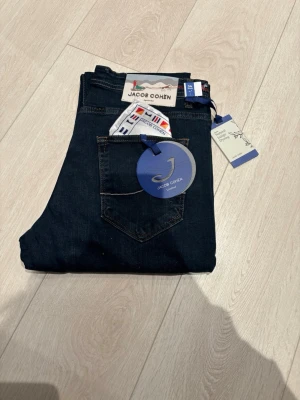 Jacob cohën jeans  - Säljer dessa riktigt schyssta Jacob cohën jeans. De är i nyskick och allt og sitter kvar på byxorna! Storleken är 34.modellen heter bard och är slim/straight fit. Skriv ifall du har den minsta fråga🙌