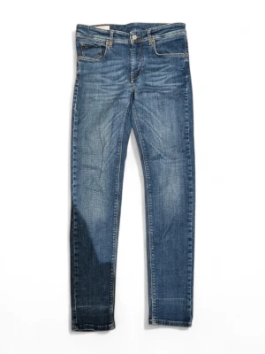 Blå slim fit jeans med slitningar - Snygga blå slim fit jeans med lätt slitna detaljer och klassisk femficksmodell. Jeansen har normal midja, dragkedjegylf och kontrastsömmar. Tillverkade i denim med en skön stretch för extra komfort.