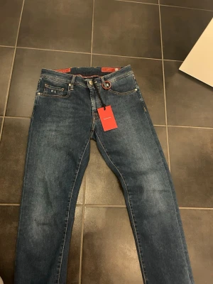 Blå jeans från Tramarossa - Snygga blå jeans från Tramarossa, modell Michelangelo. Helt oanvända köpta i butik för 3500 