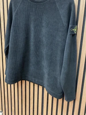 Svart cordtröja Manchester  - Säljer en svart långärmad tröja i mjuk cordmaterial. Tröjan har rund halsringning. Perfekt för dig som gillar streetwear och vill ha något stilrent.