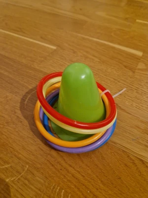 Aktiveringsleksak för smådjur elr liten hund - Kon med ringar som husdjuret kan lyfta på lätt, i ett tunt och lätt material 