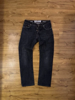 Svarta jeans från Jacob Cohen - Jag erbjuder dessa Jacob Cohën-jeans i modellen 688. De har en elegant tvätt och en smickrande passform. Mått: Längd 101 cm, midja 39 cm. Hör av dig vid frågor!