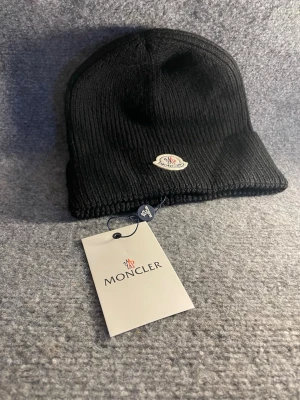 Moncl3r mössa - Moncl3r mössa, helt ny aldrig använd