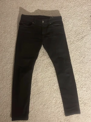 Svarta diesel jeans  - Säljer ett par svarta slim/skinny jeans med klassisk femficksdesign och knappgylf. Jag säljer den för att den är för tight på mig  