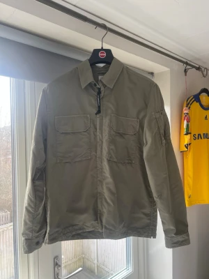 Cp Company Overshirt - Säljer en fet CP company overshirt, köptes ny på nk för cirka en månad sen men kommer ej till användning så jag säljer den! Kvitto från NK finns såklart och vid frågor kom dm!