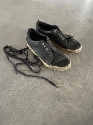 Lanvins - Tjenare! Säljer dessa otroligt använda lanvins i storlek 43 (tror jag)! Priset är inte fast.