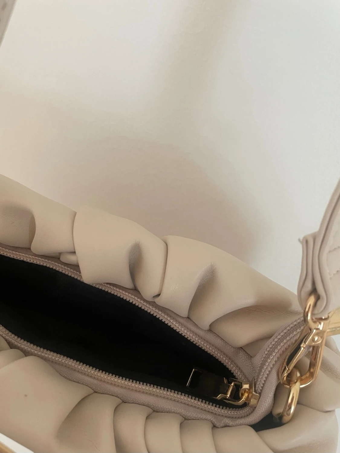 Gullig handväska i ljus beige färg  - 1
