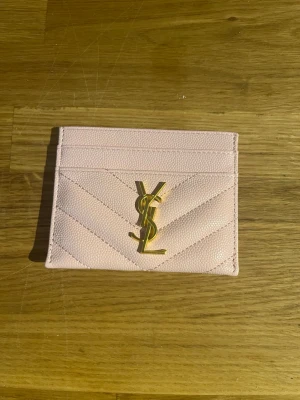 YSL plånbok - Yves saint Laurent plånbok. Inte använt den har bara legat hemma. Skickas snabbt!