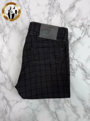 Jacob Cohën 31 - Gråa Jacob Cohën 622 WOOL byxor i storlek W31 i mycket bra skick. Byxorna har inga lagningar eller andra skavanker och är i otroligt bra skick. Tveka inte på att höra av dig för fler bilder eller vid minsta fundering! Självklart äkta. Skick: 9/10 | Mått A: 41,5cm | Mått B: 93,5cm | Mått C: 71cm 