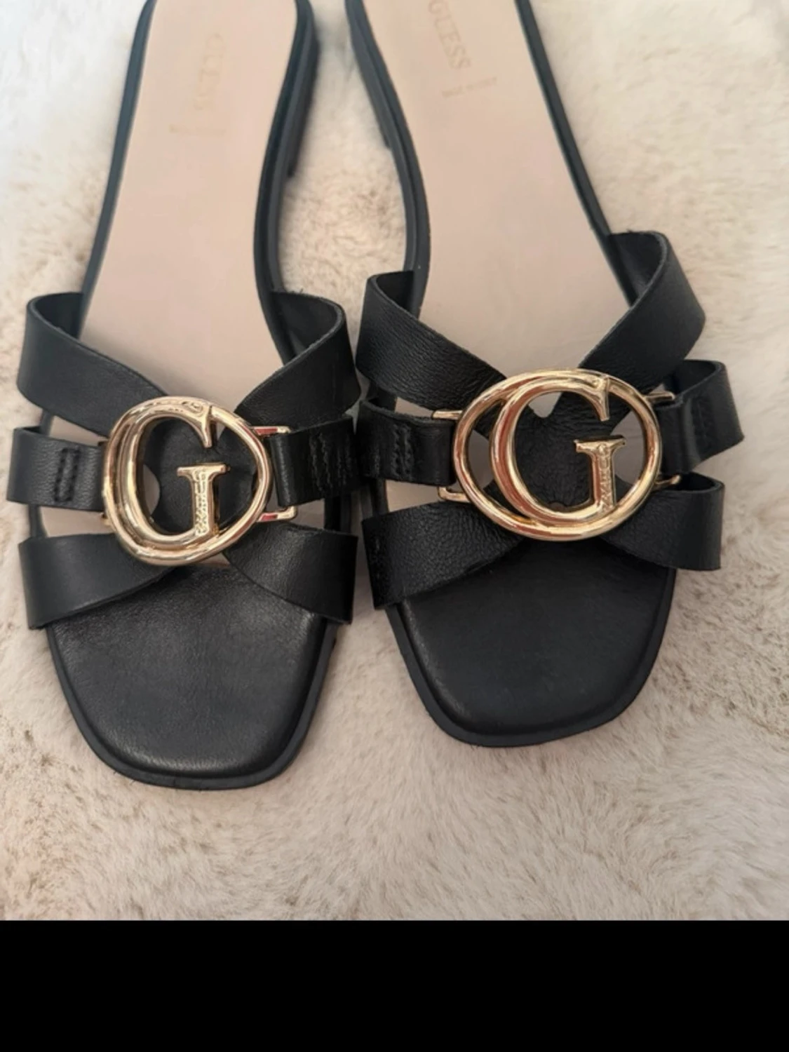 Svarta sandaler från Guess med guldlogo