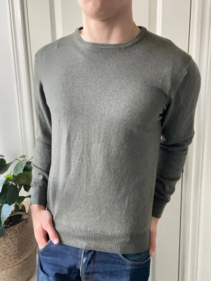 Vintage gran sasso tröja 100% virgin wool  - Vintage gran sasso tröja - extremt fin tröja. Galjen ingår vid köp av full pris. Inga defekter! Modellen i bilderna är 180 cm 75 kg och bär Storlek 50 = M/S , Kom med frågor! 🌟 (Kan gå ned i pris vid köp av paket 😉) 