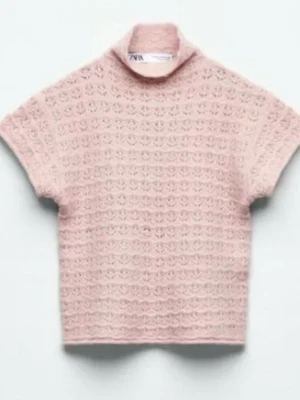 Rosa topp från Zara - Säljer min rosa stickade topp från Zara 🩷 säljer då den inte passar i storleken. Priset kan diskuteras 🩷🩷