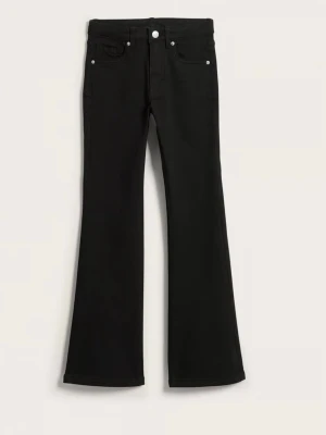Svarta bootcut jeans - Säljer ett par svarta bootcut jeans med klassisk femficksmodell och utsvängda ben. Jeansen har knapp- och dragkedjestängning samt bälteshällor i midjan. Perfekta för dig som gillar en retroinspirerad look.