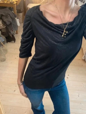 Trekvartsärmad glittrig blus  - SÅÅ snygg