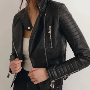 Chiquelle skinnjacka strl 36 - Chiquelle skinnjacka storlek 36. Men funkar även som xxs💗 inga defekter och aldrig använd då den var för liten för mig. Kan hämtas upp i Västerås eller fraktas och pris kan diskuteras 