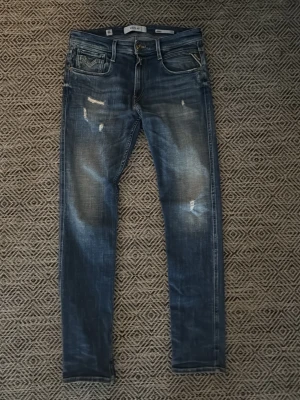 Replay jeans  - Tja, säljer nu mina sjukt snygga replay jeans i jätte populär modell och färg, storlek 31/32! Nypris runt 2000 men säljer för 899 i suveränt skick! 